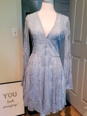 Honey Punch Size Small Women's Lace V-Neck Long Sleeve Dress in Light Blue